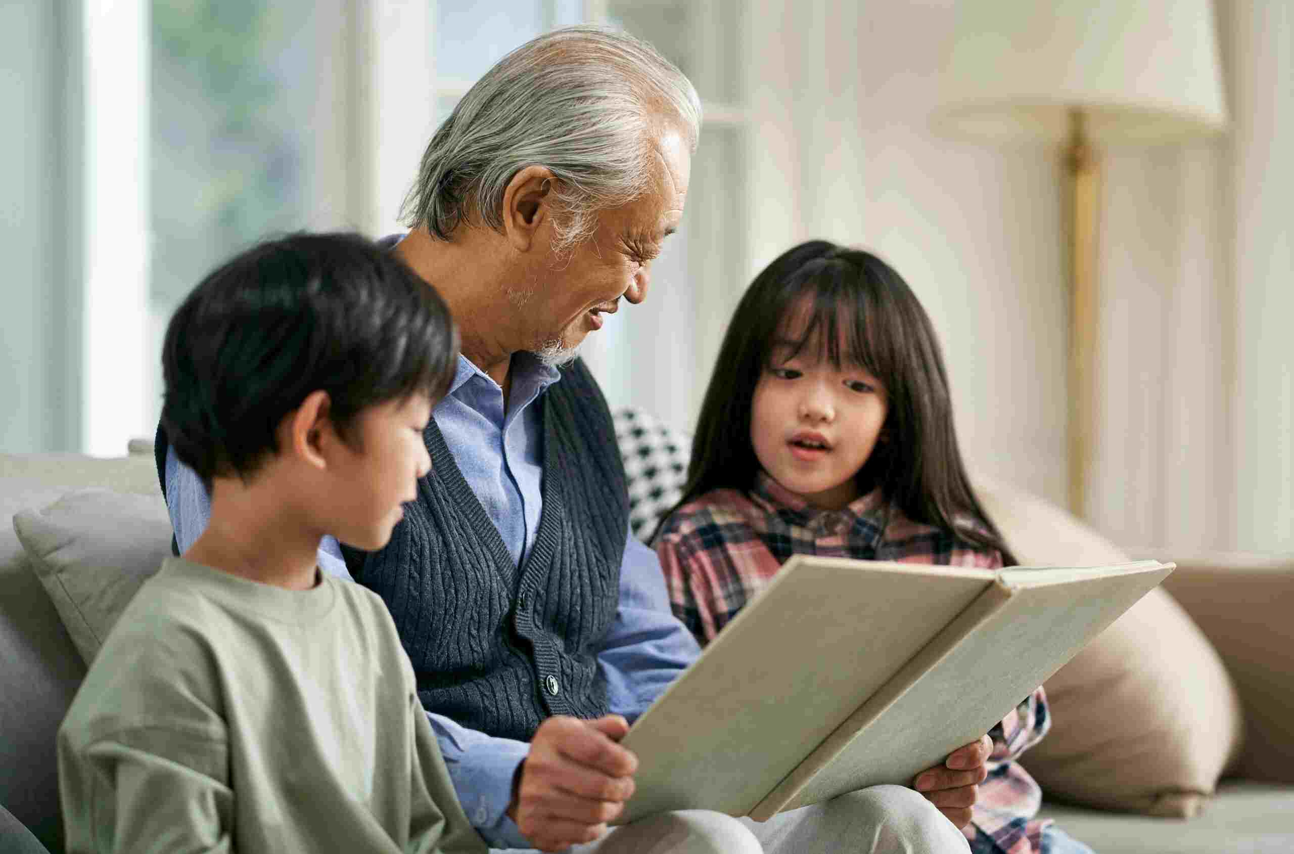 穏やかな表情で思い出を語るシニアのイメージ画像